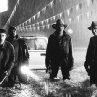 Still of Morgan Freeman, Dann Florek, Michael A. Goorjian and Ricky Harris in Hard Rain